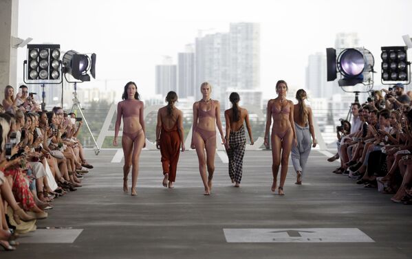 Osados bikinis dominan las pasarelas del Miami Swim Week - Sputnik Mundo