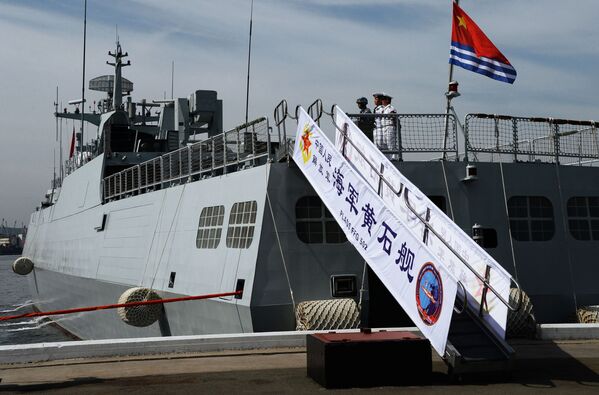 La corbeta china Huangshi echa anclas en el puerto ruso de Vladivostok - Sputnik Mundo