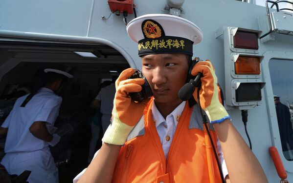 La corbeta china Huangshi echa anclas en el puerto ruso de Vladivostok - Sputnik Mundo