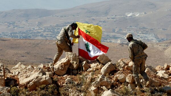 Los militares instalan las banderas de Hizbulá y Líbano en la frontera sirio-libanesa - Sputnik Mundo