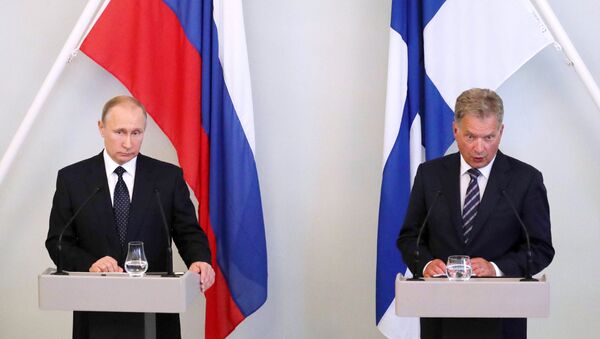 El presidente de Rusia,  Vladímir Putin  con su homologo finlandés, Sauli Niinistö (archivo) - Sputnik Mundo