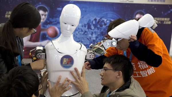 Estudiantes chinos y robot Ares, diseñado por ellos - Sputnik Mundo