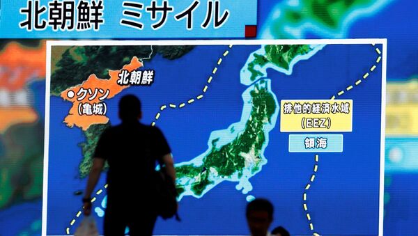 Un hombre en Tokio mira las noticias sobre el nuevo ensayo de misil en Corea del Norte - Sputnik Mundo