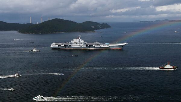 El portaviones chino Liaoning durante su visita a Hong Kong - Sputnik Mundo