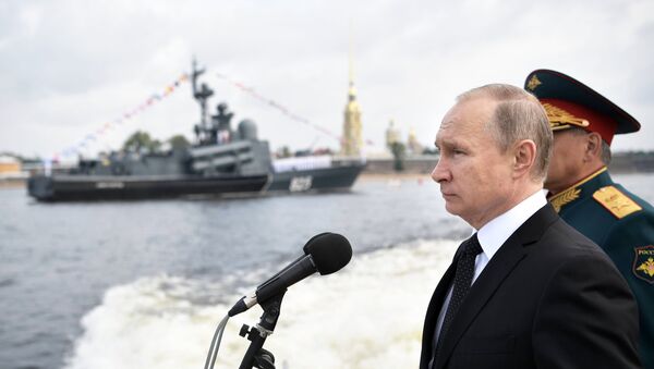 Vladímir Putin, presidente de Rusia, en un desfile naval en San Petersburgo - Sputnik Mundo