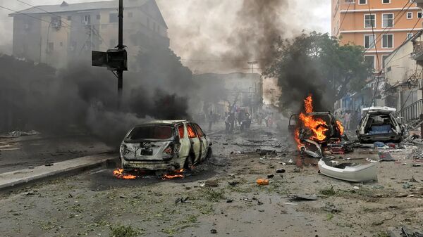 La explosión de un coche bomba en Mogadiscio - Sputnik Mundo