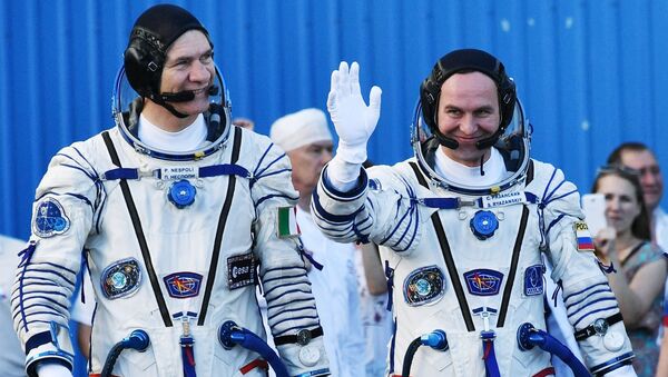 Los cosmonautas Paolo Nespoli (ЕSА) y Serguéi Riazanski (Roscosmos) antes de partir a la Estación Espacial Internacional (EEI). Baikonur, 28 de julio de 2017. - Sputnik Mundo