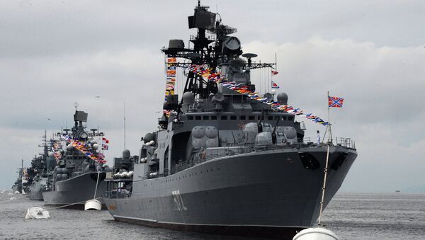 El buque Almirante Vinogradov participa en un desfile solemne en Vladivostok, en el Lejano Oriente ruso - Sputnik Mundo