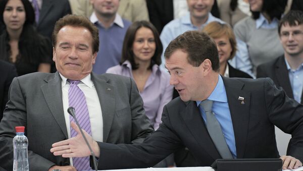 Dmitri Medvédev y Arnold Schwarzenegger en Skolkovo, 2010 - Sputnik Mundo