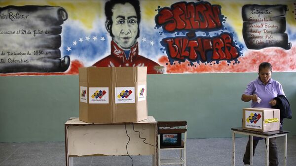 A woman casts her vote at a polling station during the Constituent Assembly election in Caracas, Venezuela - Sputnik Mundo