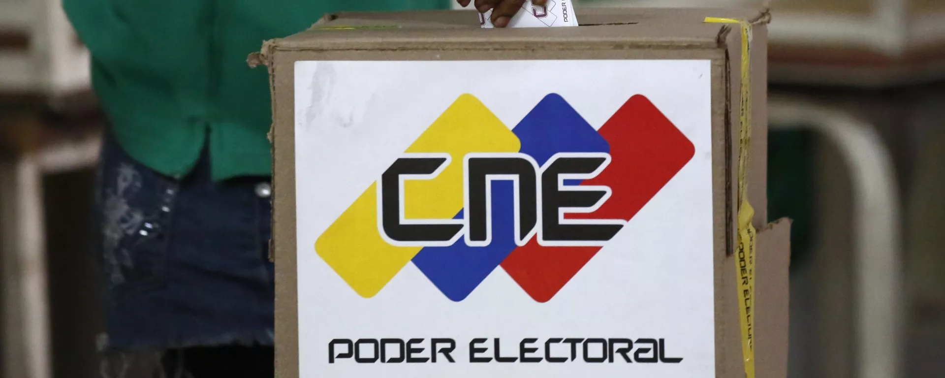 A voter casts a ballot during the Constituent Assembly election in Caracas, Venezuela - Sputnik Mundo, 1920, 06.10.2021