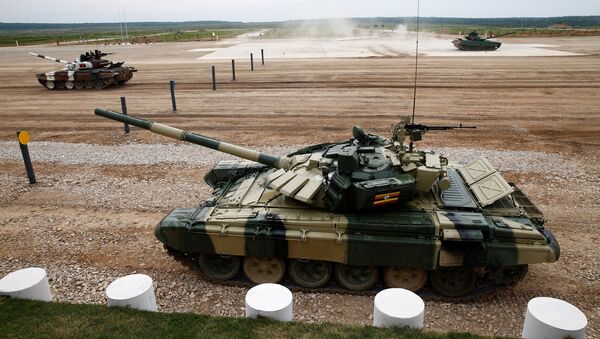 El tanque T-72 operado por el equipo de Angola, Uganda y Laos durante la competencia en el Army Games 2017 - Sputnik Mundo