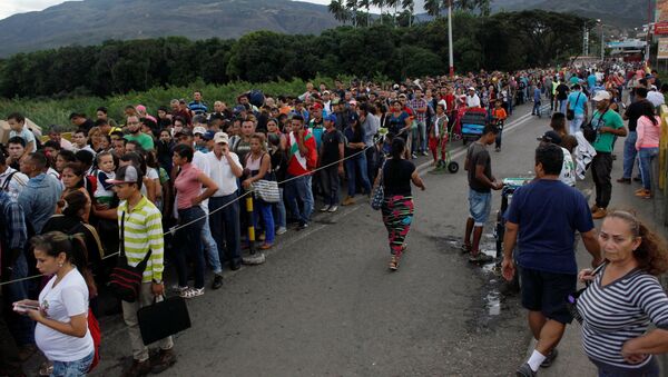 Venezolanos cruzando la frontera con Colombia (archivo) - Sputnik Mundo
