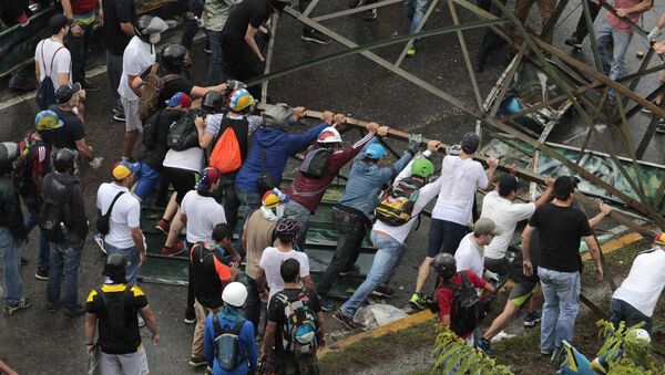 La oposición venezolana bloquea las vías en Caracas - Sputnik Mundo