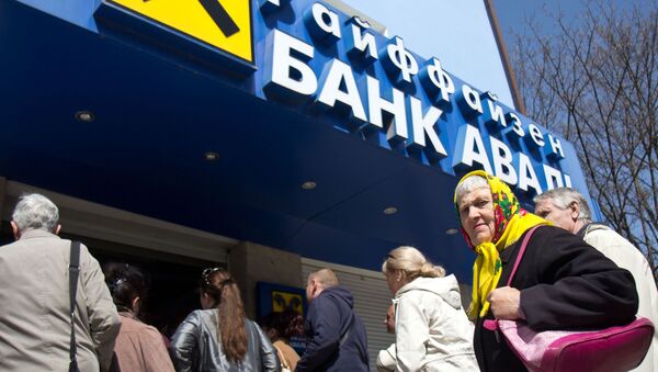 Clientes de Raiffeisen Bank Aval en Simferópol, abril de 2014 - Sputnik Mundo