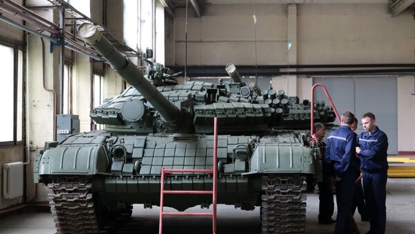 Un tanque T-72 en la planta de vehículos blindados de Lvov - Sputnik Mundo