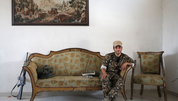 Un combatiente kurdo en Siria - Sputnik Mundo