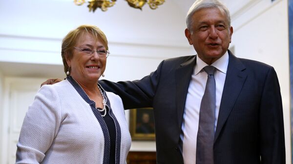 Michelle Bachelet, presidenta de Chile, y  Andrés Manuel López Obrador, aspirante a la presidencia de México - Sputnik Mundo