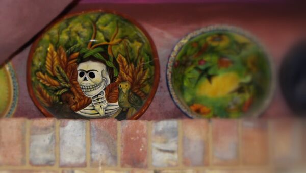 Un plato decorativo que conmemora el Día de los Muertos en México (imagen referencial) - Sputnik Mundo