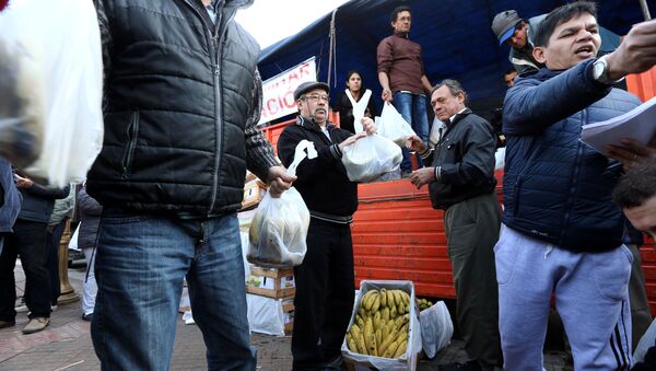 Agricultores argentinos regalando bananas en Buenos Aires - Sputnik Mundo