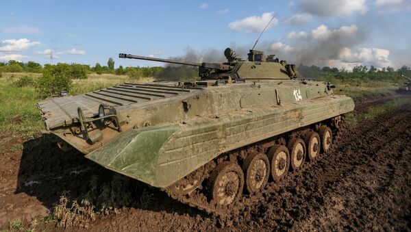 El blindado de fabricación soviética BMP-1 durante los ejercicios (imagen regerencial) - Sputnik Mundo