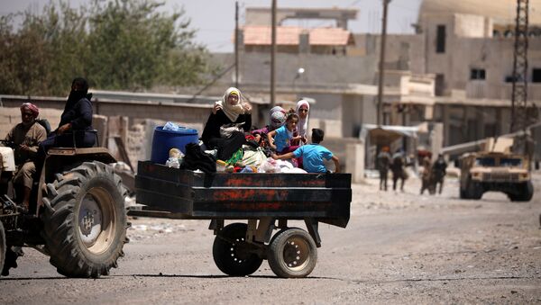 Los sirios huyendo de Al Raqa (archivo) - Sputnik Mundo