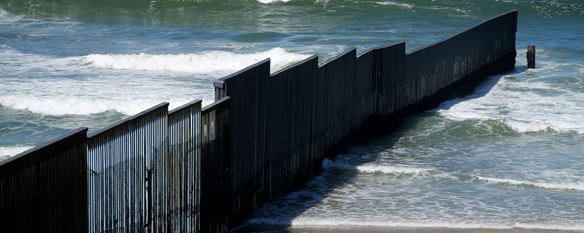 El muro fronterizo entre EEUU y México - Sputnik Mundo, 1920, 15.04.2022