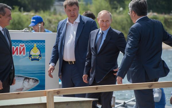 El presidente ruso, Vladímir Putin, durante una visita al Baikal el 4 de agosto de 2017 - Sputnik Mundo