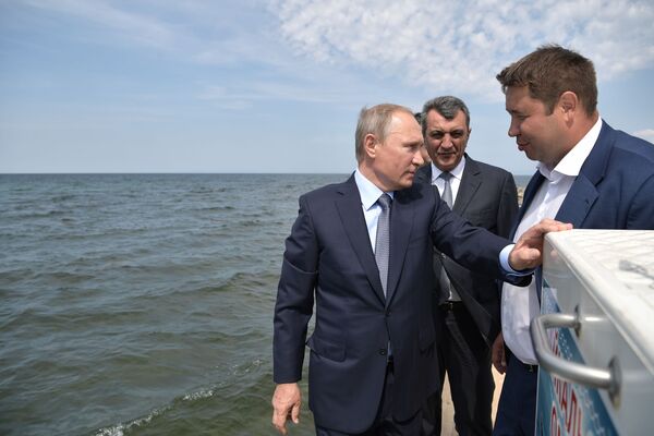 Ómul y té de mosqueta: la visita de Putin al lago Baikal - Sputnik Mundo