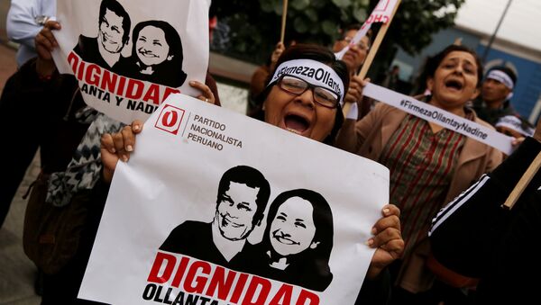 Manisfestación de personas en apoyo al expresidente peruano Ollanta Humana y su esposa Nadine Heredia - Sputnik Mundo