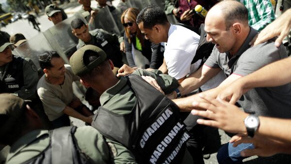 Un hombre pelea con la Guardia Nacional Bolivariana que impide a fiscal general de Venezuela ingreso a su oficina - Sputnik Mundo