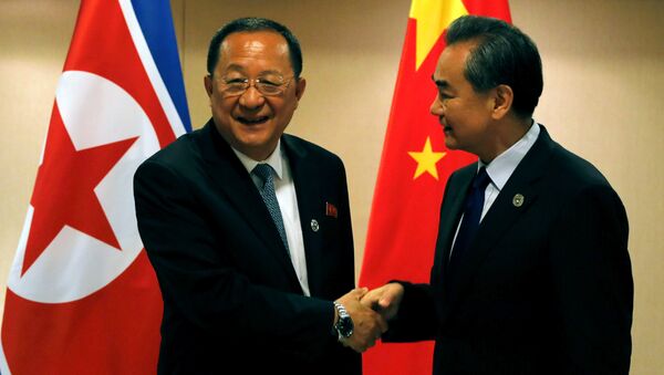 Ministros de Exteriores de Corea del Norte, Ri Yong-ho, con su homólogo chino, Wang Yi - Sputnik Mundo