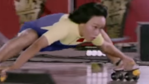 Flexibilidad sobrenatural: una joven china pasa bajo 18 autos en patines - Sputnik Mundo