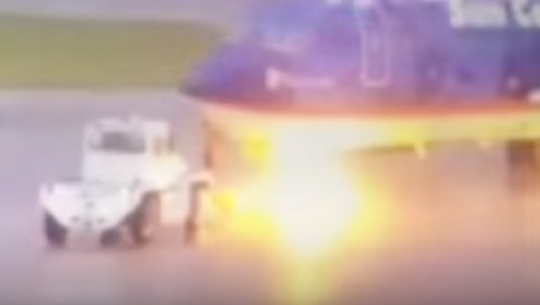 Un rayo alcanza a un trabajador del aeropuerto en plena pista de aterrizaje - Sputnik Mundo