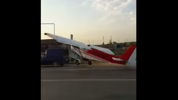 Una avioneta impacta contra un auto al despegar en Chechenia - Sputnik Mundo