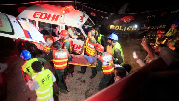 Ayuda a las víctimas en la zona de la explosión en Lahore, Pakistán - Sputnik Mundo