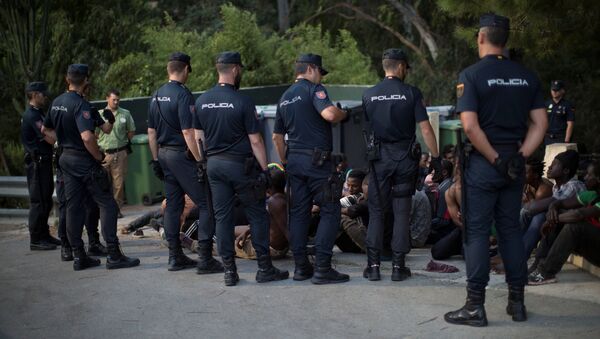 Las policías espanoles rodean a los migrantes africanos en Ceuta (archivo) - Sputnik Mundo