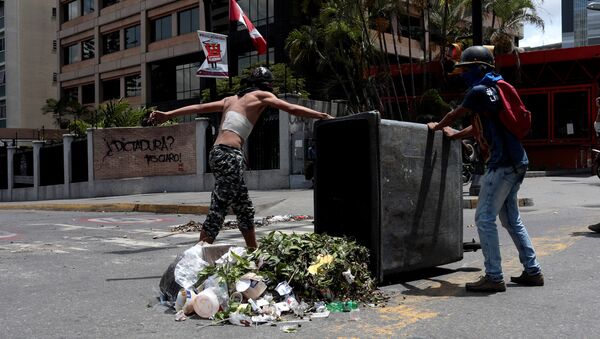 Los manifestantes bloquean las calles en Caracas - Sputnik Mundo