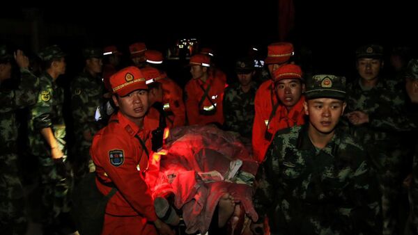 Socorristas chinos rescatan a las víctimas del terremoto - Sputnik Mundo