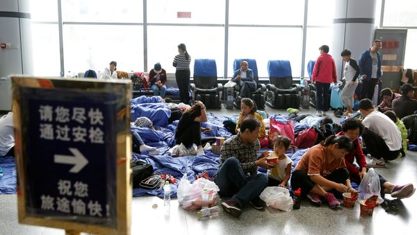 Los pasajeros en el aeropuerto de Jiuzhaigou, China - Sputnik Mundo