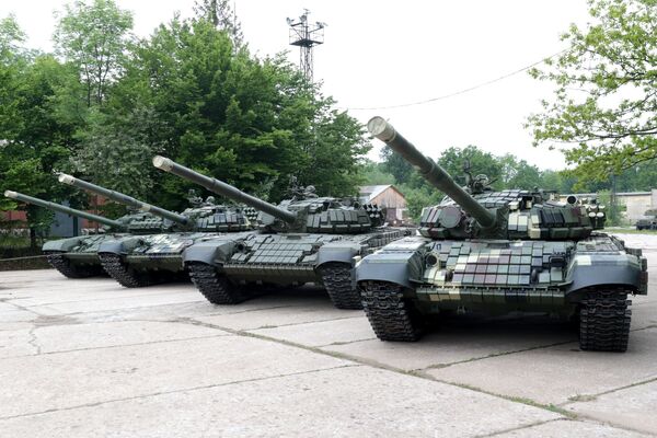 Los tanques T-72 y T-64 en la presentación de la maquinaria bélica en la fábrica de Leópolis, Ucrania - Sputnik Mundo