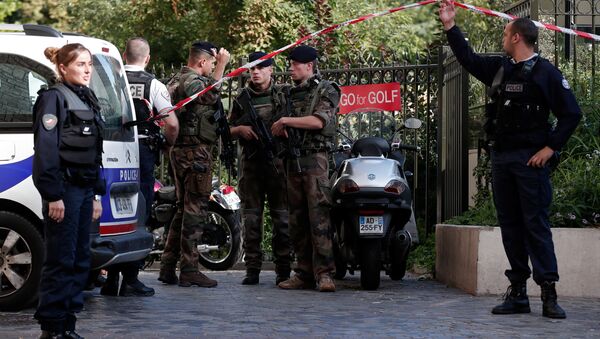 Policías y soldados del ejército de Francia en el lugar del atentado - Sputnik Mundo