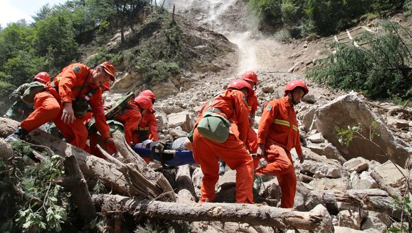Los rescatadores buscan supervivientes tras el terremoto en China - Sputnik Mundo