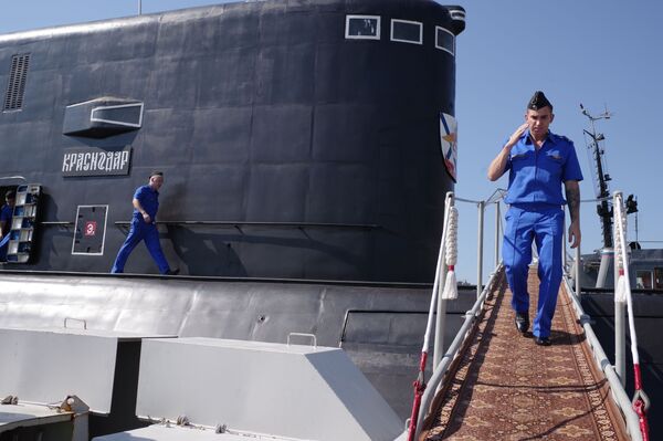 La ceremonia de bienvenida al submarino Krasnodar, en el puerto de Sebastopol - Sputnik Mundo