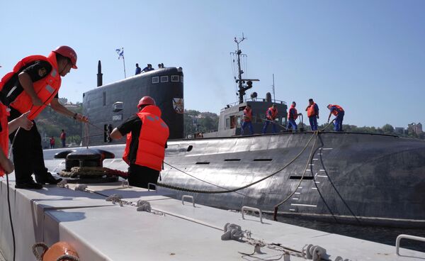 La ceremonia de bienvenida al submarino Krasnodar, en el puerto de Sebastopol - Sputnik Mundo