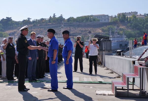 El comandante de la Flota del Mar Negro y el gobernador interino de la ciudad de Sebastopol reciben a los marineros del sumergible Krasnodar - Sputnik Mundo