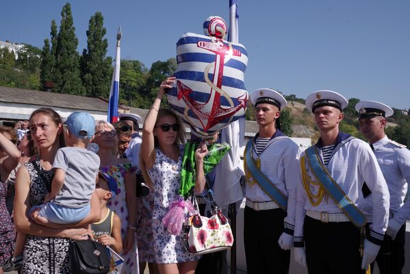 Los familiares de los marineros, en plena ceremonia de bienvenida al sumergible Krasnodar - Sputnik Mundo