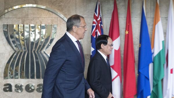 Serguéi Lavrov, ministro de Asuntos Exteriores de Rusia, y Le Luong Minh, secretario general de la ASEAN - Sputnik Mundo