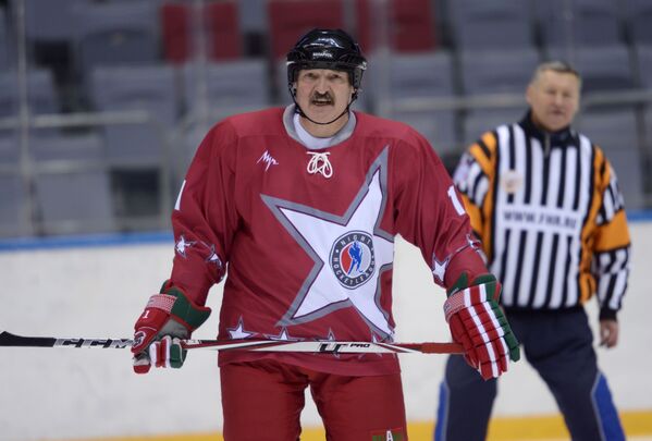 El presidente de Bielorrusia, Alexandr Lukashenko, durante un partido amistoso de hockey - Sputnik Mundo
