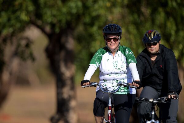 La ex presidente de Brasil, Dilma Rousseff, monta en bicicleta - Sputnik Mundo